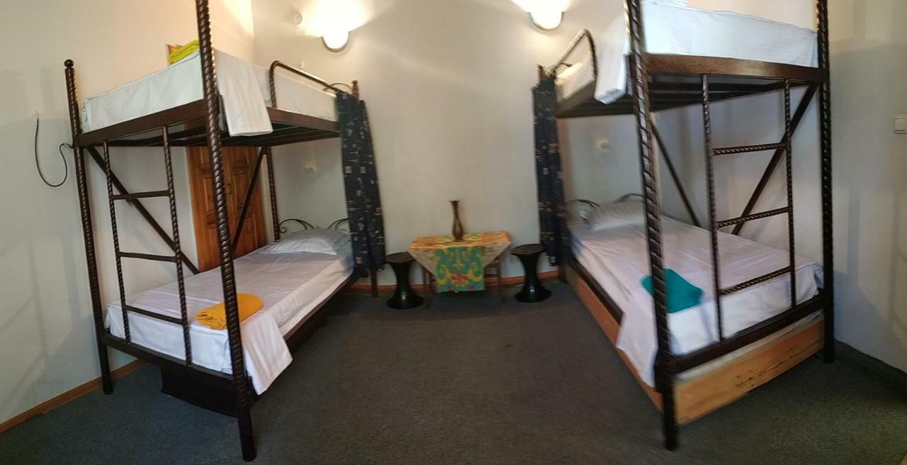 Sim Sim Hostel & Guest House Near The Church サマルカンド エクステリア 写真